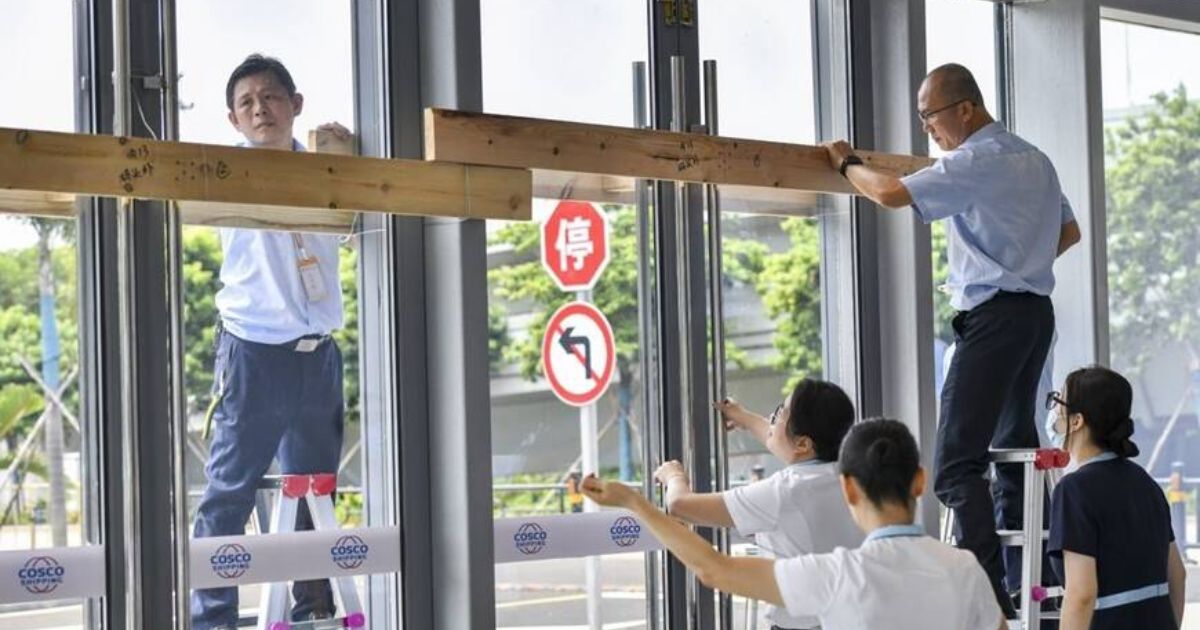 Chuẩn bị gia cố mái nhà để đảm bảo an toàn mùa bão - Nguồn: ND