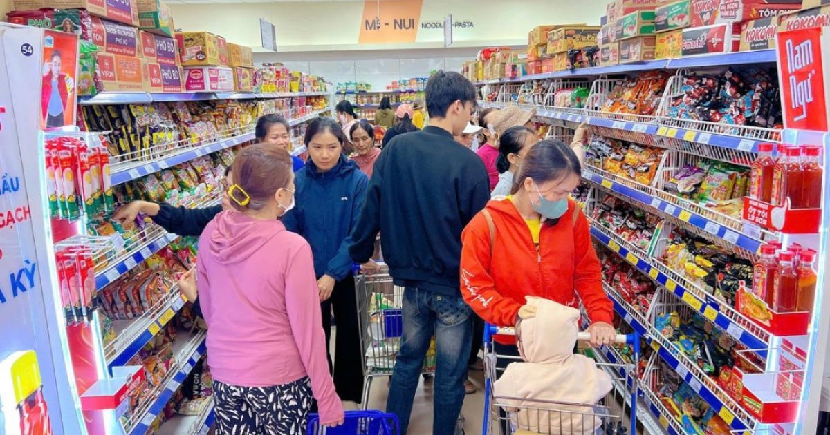 Chuẩn bị gia cố mái nhà để đảm bảo an toàn mùa bão - Nguồn: ND